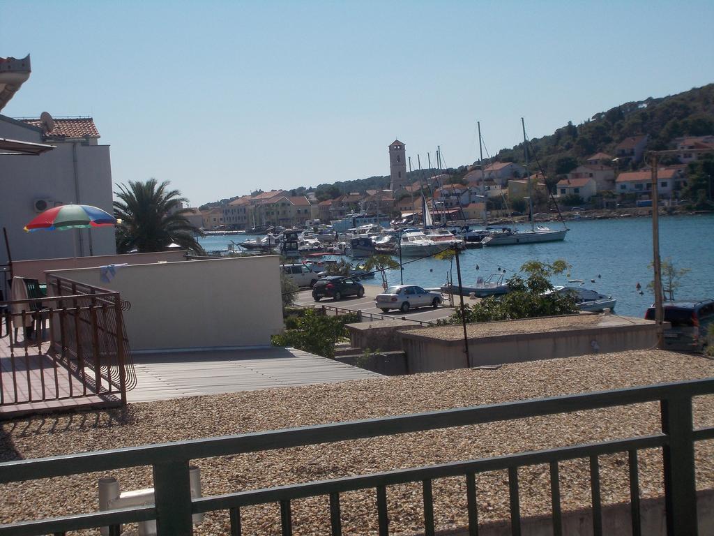 Waterfront Apartments Tisno Oda fotoğraf